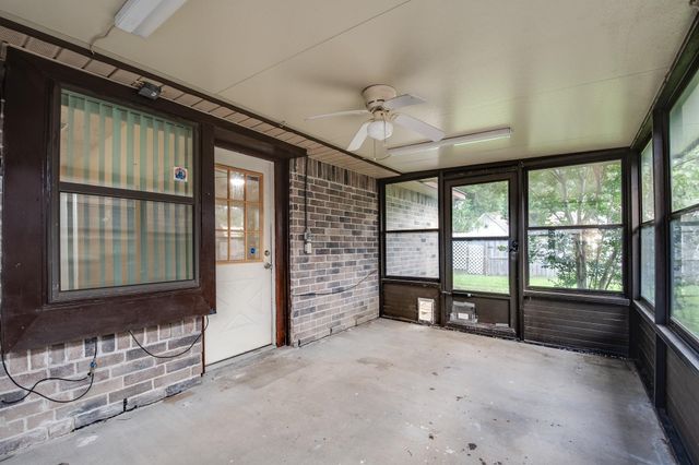 17 Crestbriar Court, Baytown, TX 77521