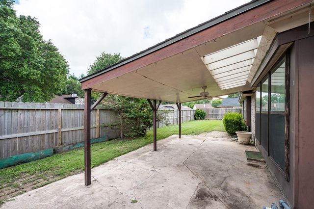 17 Crestbriar Court, Baytown, TX 77521