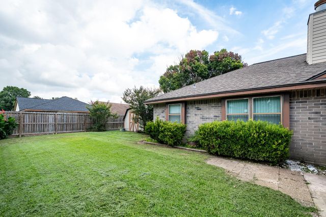 17 Crestbriar Court, Baytown, TX 77521