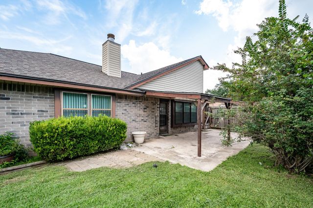 17 Crestbriar Court, Baytown, TX 77521