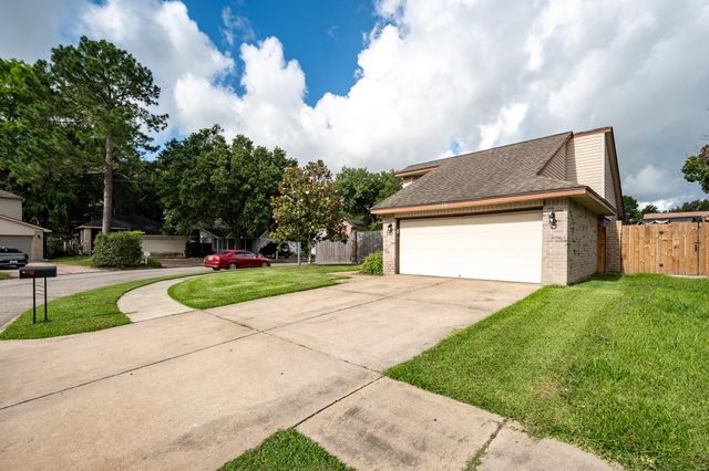 17 Crestbriar Court, Baytown, TX 77521