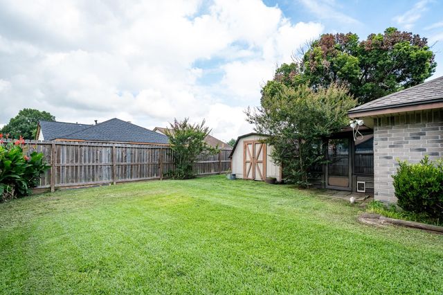 17 Crestbriar Court, Baytown, TX 77521