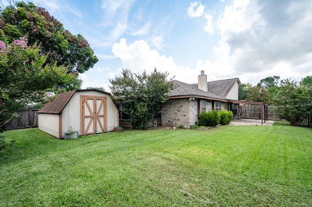 17 Crestbriar Court, Baytown, TX 77521