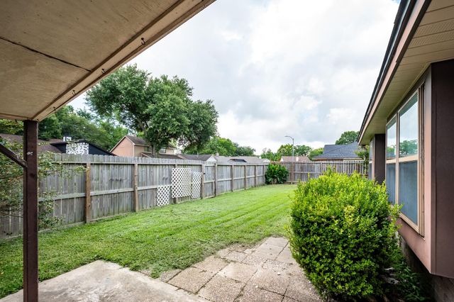 17 Crestbriar Court, Baytown, TX 77521