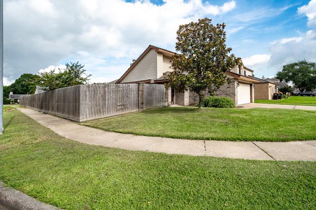 17 Crestbriar Court, Baytown, TX 77521