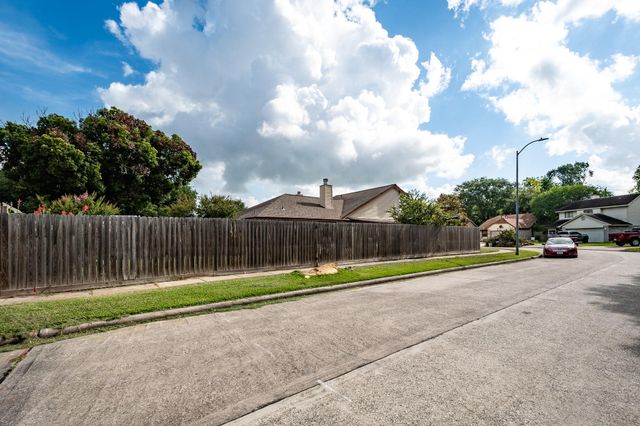 17 Crestbriar Court, Baytown, TX 77521