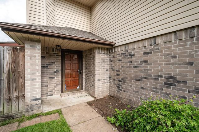 17 Crestbriar Court, Baytown, TX 77521