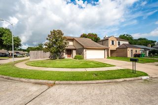 17 Crestbriar Court, Baytown, TX 77521