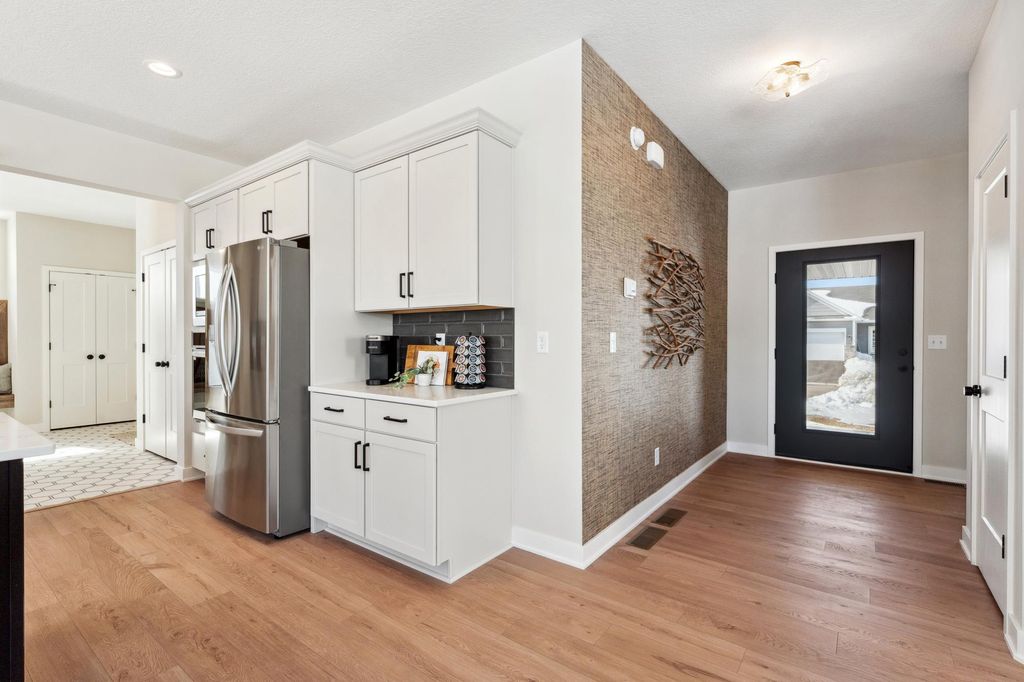 17905 Hidden Creek Trail, Lakeville, MN 55044 — photo 5