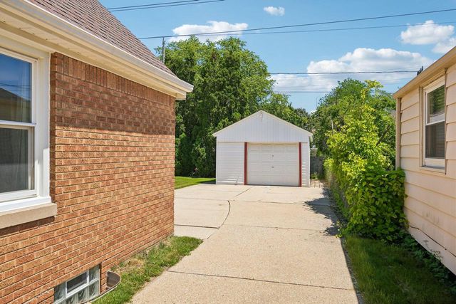 5740 N Dexter AVENUE, Glendale, WI 53209