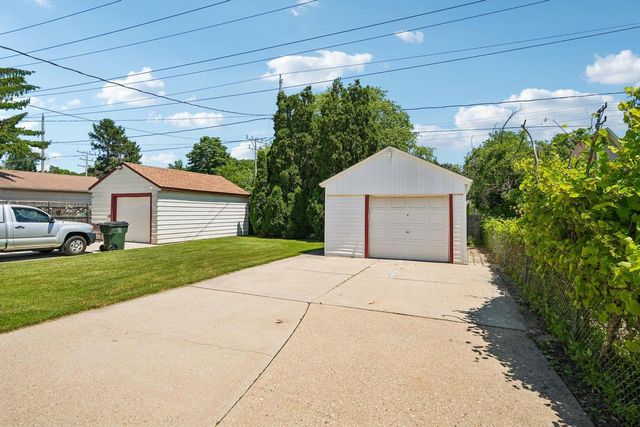 5740 N Dexter AVENUE, Glendale, WI 53209