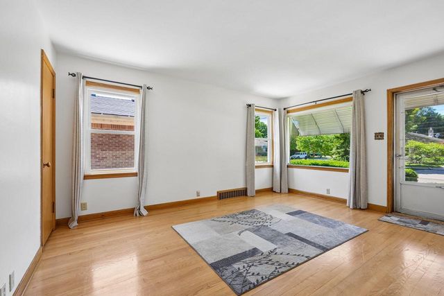 5740 N Dexter AVENUE, Glendale, WI 53209