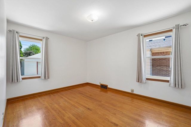 5740 N Dexter AVENUE, Glendale, WI 53209