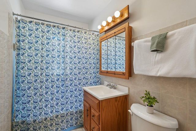 5740 N Dexter AVENUE, Glendale, WI 53209