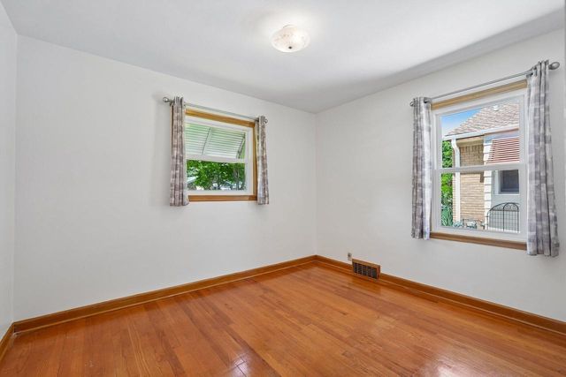 5740 N Dexter AVENUE, Glendale, WI 53209