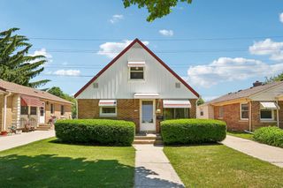 5740 N Dexter AVENUE, Glendale, WI 53209