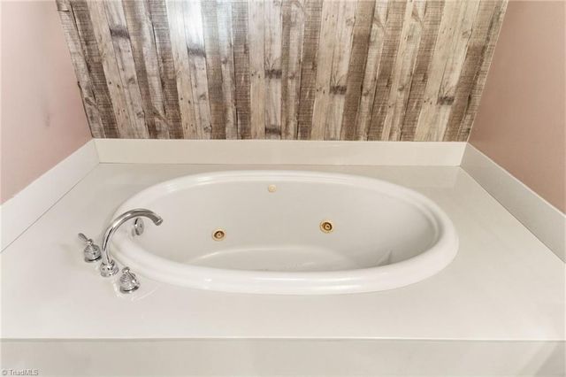 124 Ridgeway Lane, Lexington, NC 27295