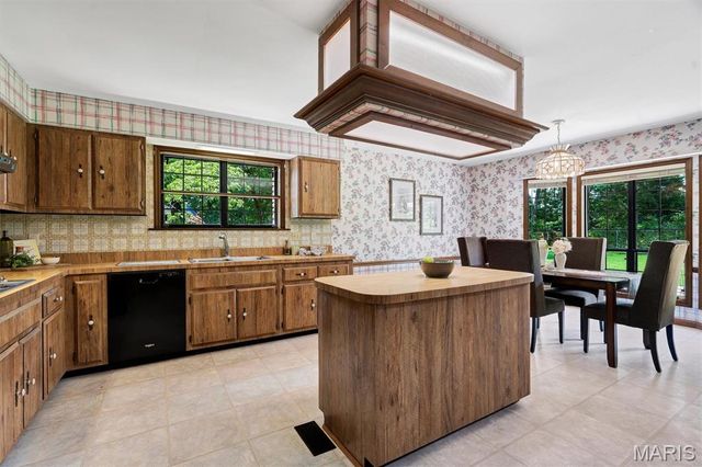 9733 Fall Ridge Trail, Sunset Hills, MO 63127