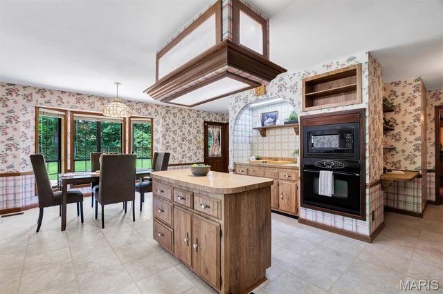 9733 Fall Ridge Trail, Sunset Hills, MO 63127