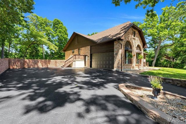 9733 Fall Ridge Trail, Sunset Hills, MO 63127