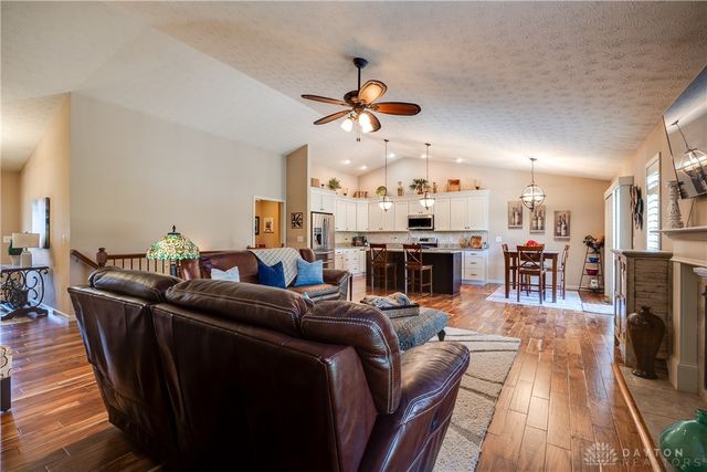 102 Wolf Creek Court, Franklin, OH 45005