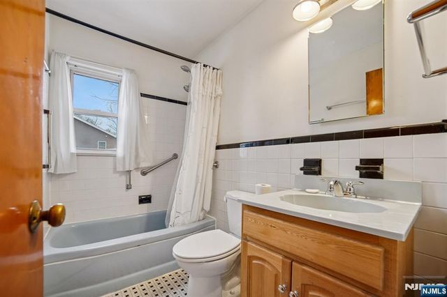 18 Byrne Place, Bergenfield, NJ 07621