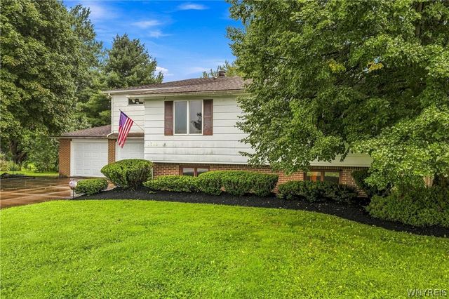 6392 Locust Street Extension, Lockport Town, NY 14094
