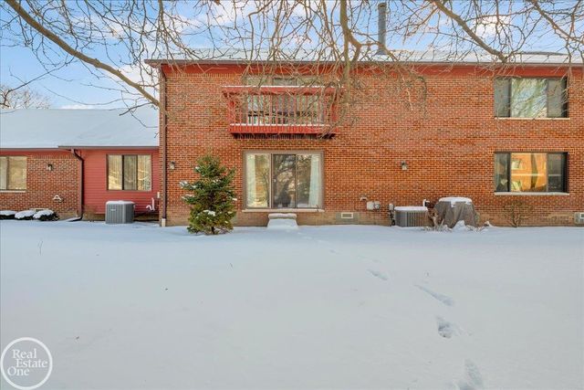 42233 Lochmoor Street, Clinton Township, MI 48038