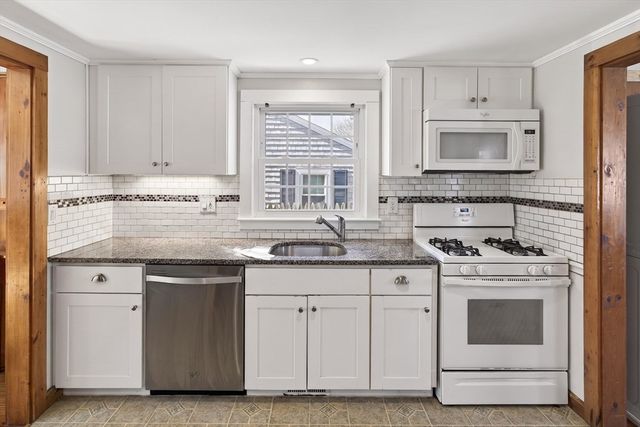 9 Mayflower Rd, Yarmouth, MA 02673