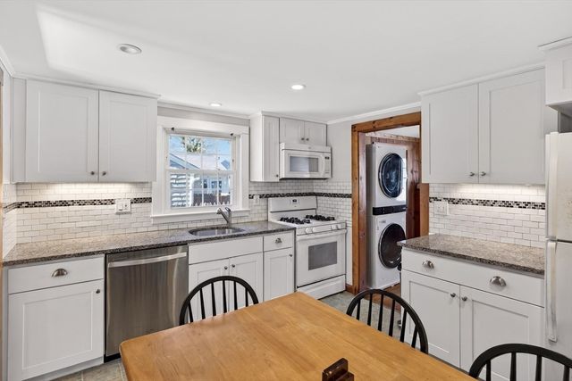 9 Mayflower Rd, Yarmouth, MA 02673