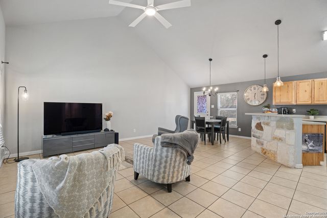 1376 Hedgestone, Canyon Lake, TX 78133