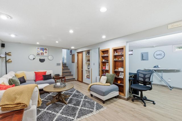 6933 Brunswick Avenue N, Brooklyn Park, MN 55429