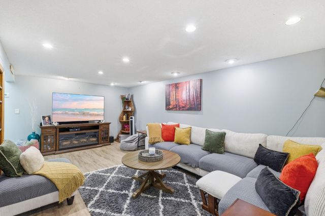 6933 Brunswick Avenue N, Brooklyn Park, MN 55429
