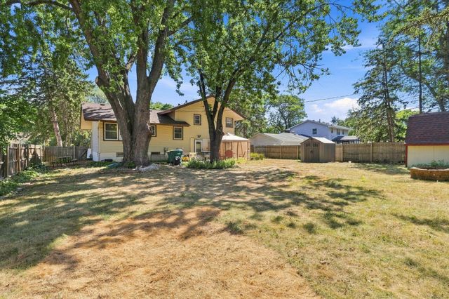 6933 Brunswick Avenue N, Brooklyn Park, MN 55429