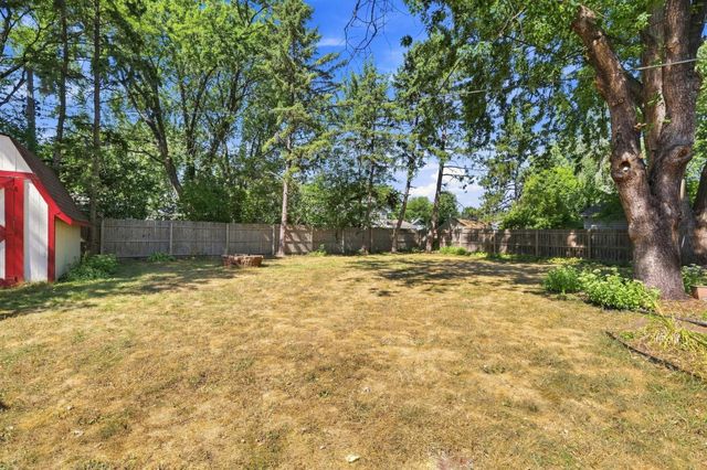 6933 Brunswick Avenue N, Brooklyn Park, MN 55429