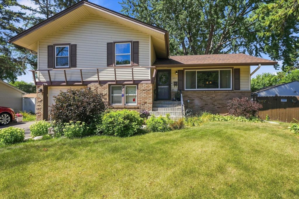 6933 Brunswick Avenue N, Brooklyn Park, MN 55429