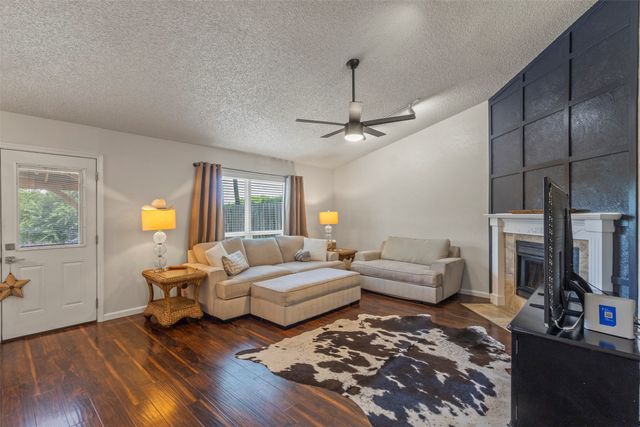 817 Woodhaven Lane, Grand Prairie, TX 75052