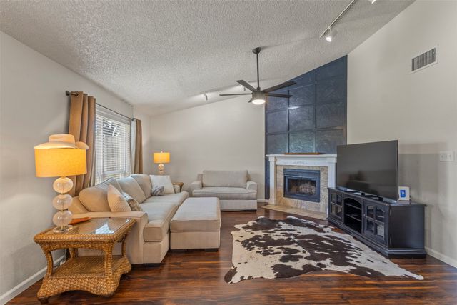 817 Woodhaven Lane, Grand Prairie, TX 75052