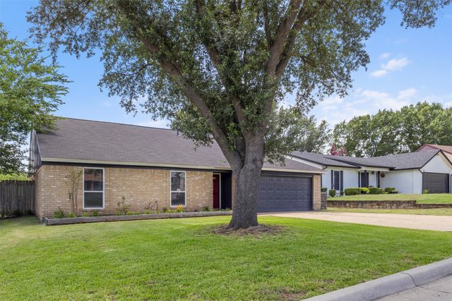 817 Woodhaven Lane, Grand Prairie, TX 75052
