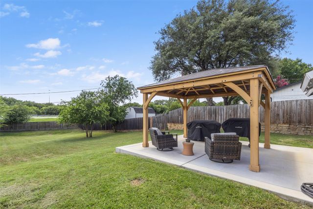 817 Woodhaven Lane, Grand Prairie, TX 75052