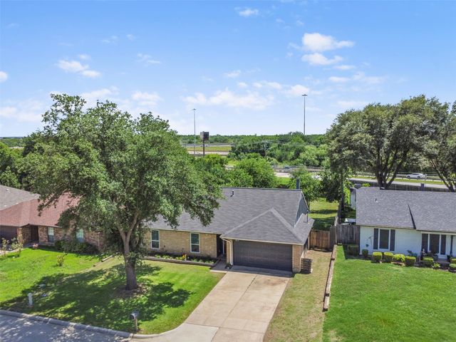 817 Woodhaven Lane, Grand Prairie, TX 75052