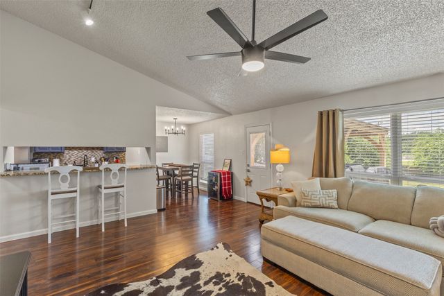 817 Woodhaven Lane, Grand Prairie, TX 75052