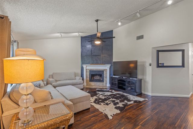 817 Woodhaven Lane, Grand Prairie, TX 75052