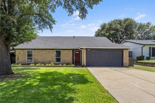 817 Woodhaven Lane, Grand Prairie, TX 75052