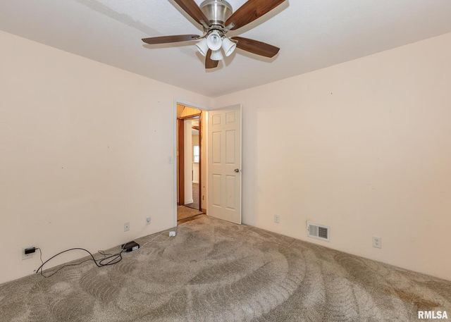 3015 N 3RD Street, Clinton, IA 52732