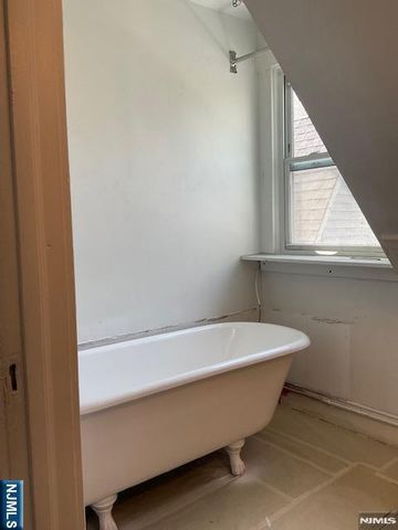29 17th Street, East Orange, NJ 07018