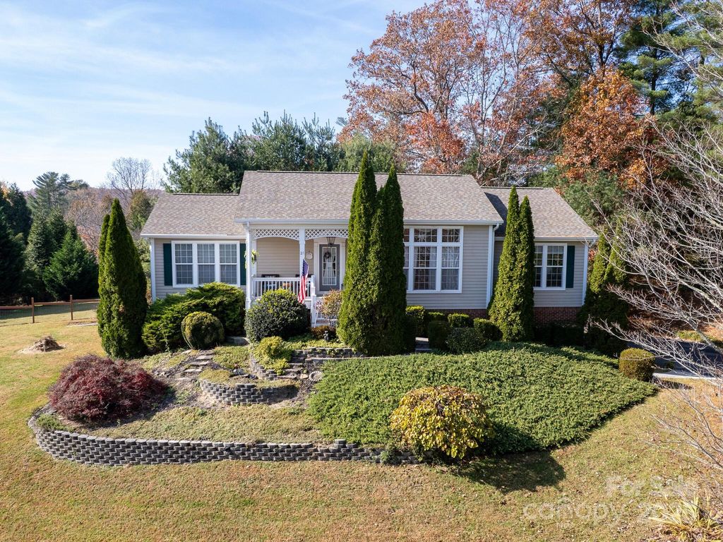 21 Old Applewood Lane, Hendersonville, NC 28739