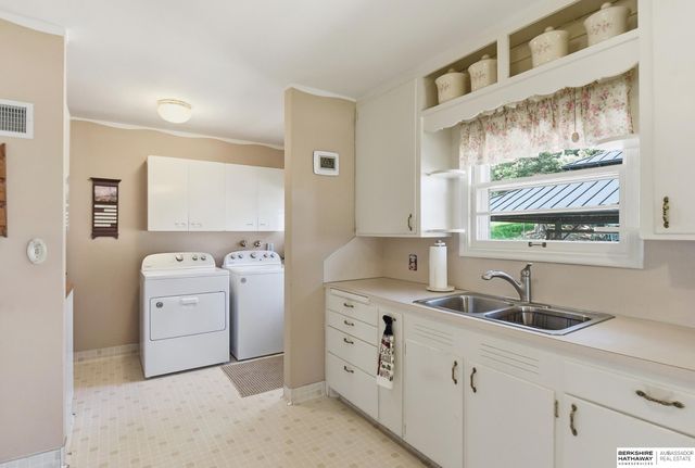 7802 Pierce Circle, Omaha, NE 68124