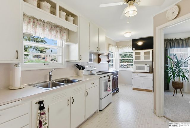 7802 Pierce Circle, Omaha, NE 68124