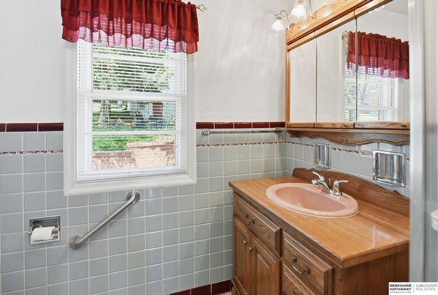 7802 Pierce Circle, Omaha, NE 68124